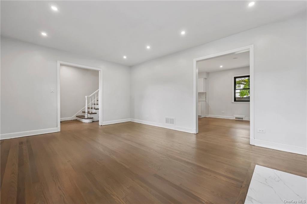 White Plains, New York 10604, United States, 4 Bedrooms Bedrooms, ,2 BathroomsBathrooms,Residential,Pending,54196