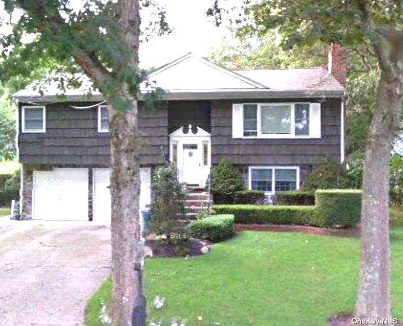 437 Twin Bark Avenue, Holbrook, New York image 1