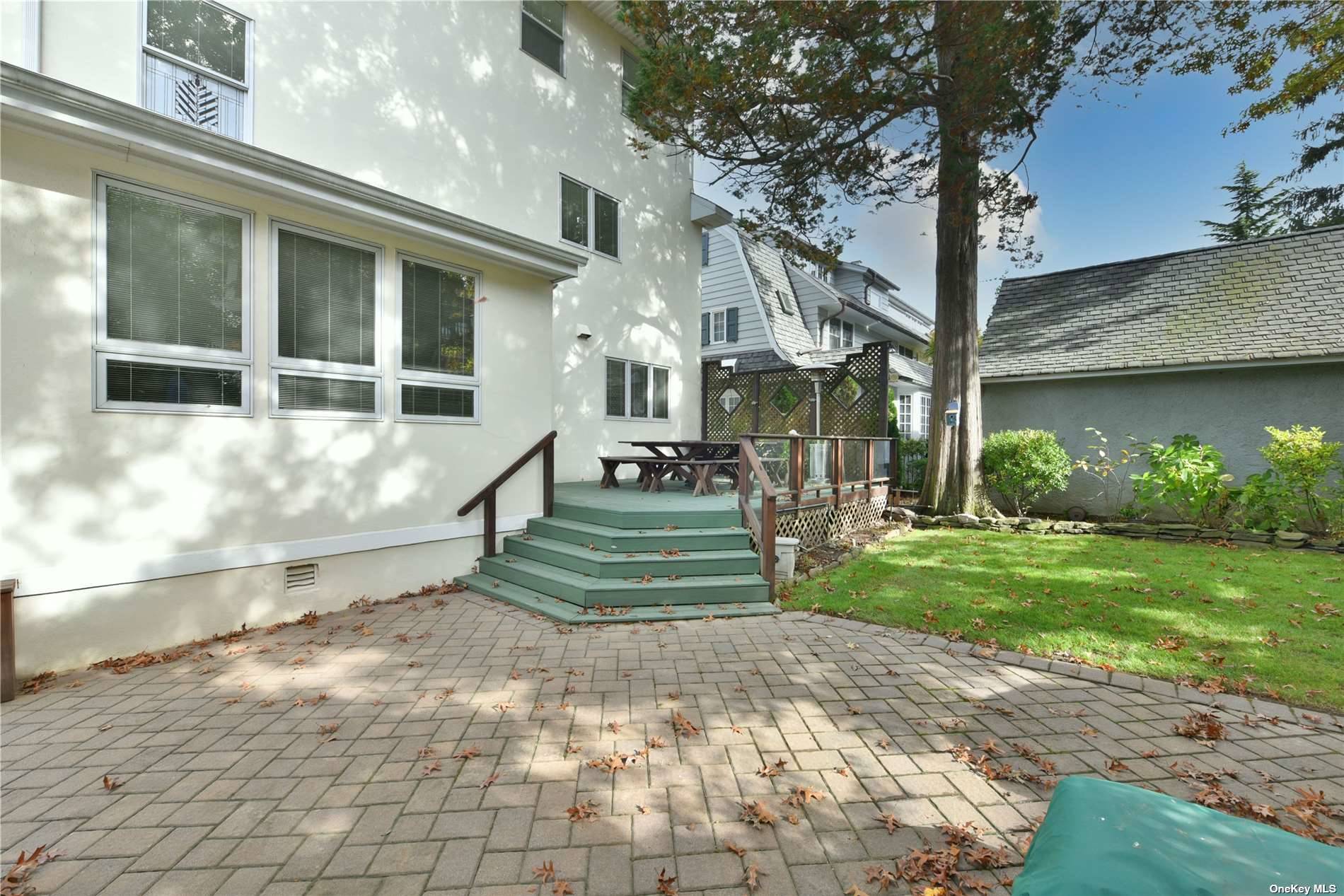 222 Hollywood Avenue, Douglaston, New York image 33