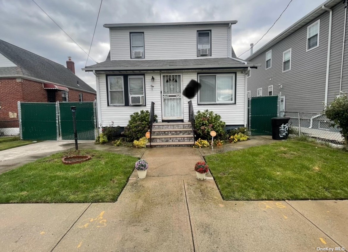 Rental Property at 13114 220th Street, Laurelton, Queens, NY - Bedrooms: 3 
Bathrooms: 1 
Rooms: 7  - $3,700 MO.