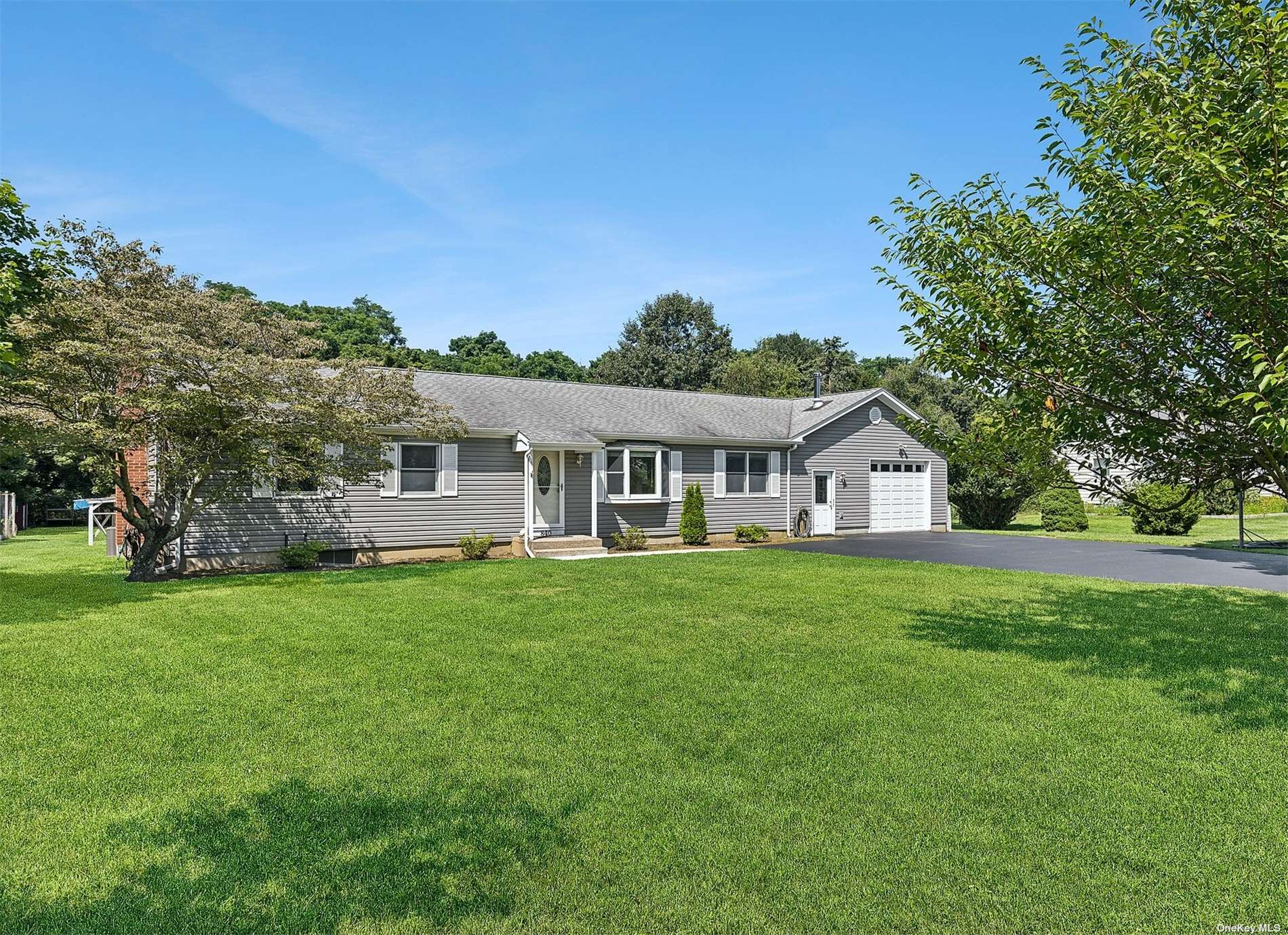 840 Little Neck Road, Cutchogue, Hamptons, NY - 3 Bedrooms  
2 Bathrooms - 