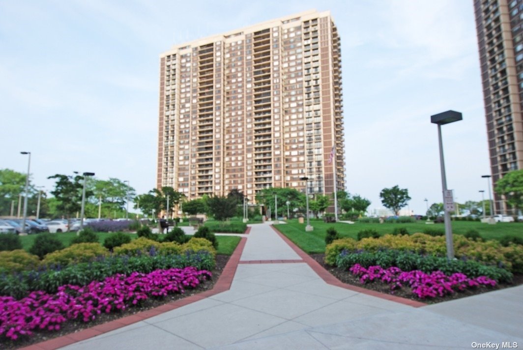 27110 Grand Central Parkway 11W, Floral Park, Queens, NY - 2 Bedrooms  
2 Bathrooms  
4 Rooms - 