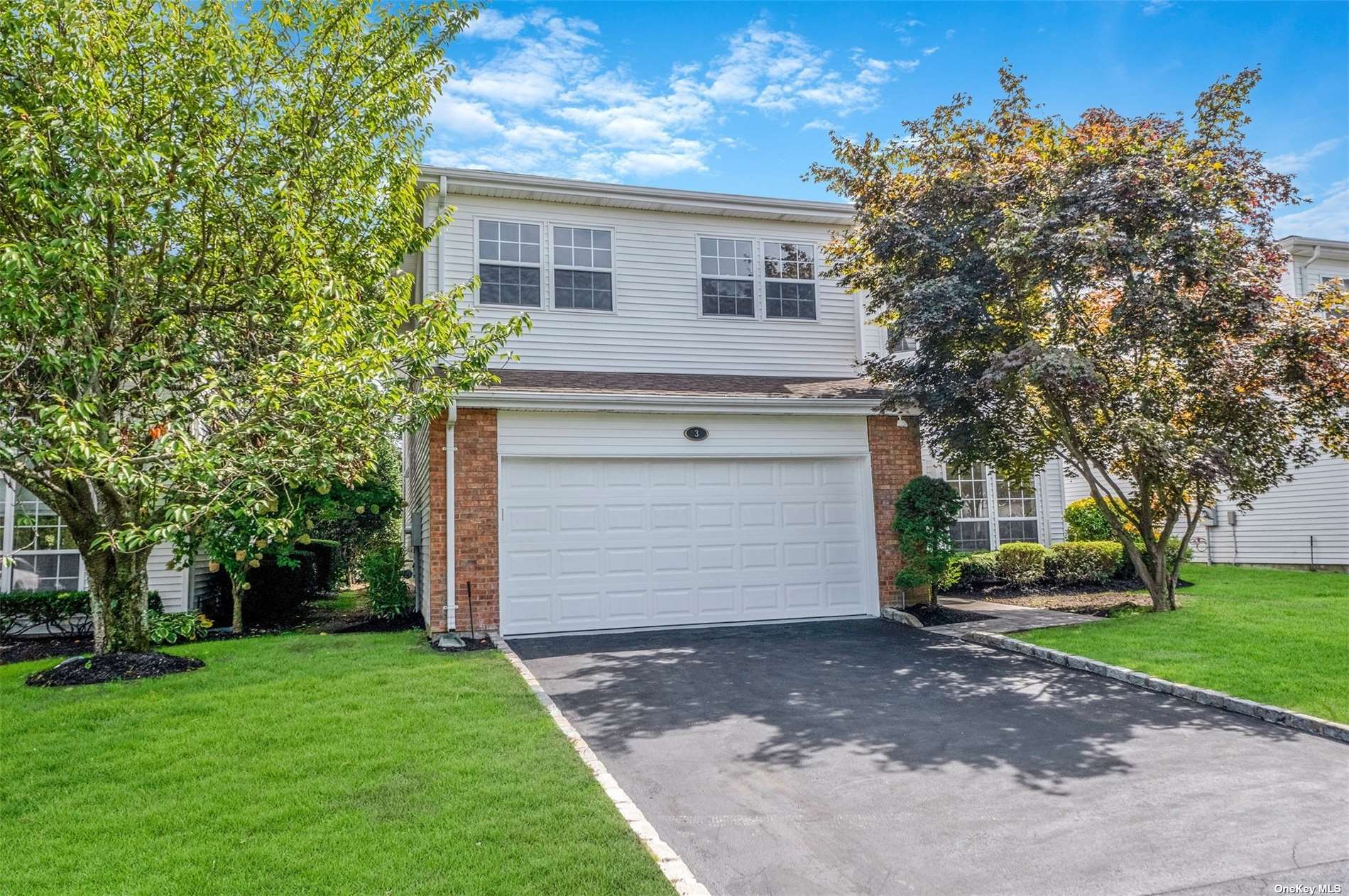 3 Hamlet Drive 3, Commack, Hamptons, NY - 4 Bedrooms  
3 Bathrooms - 