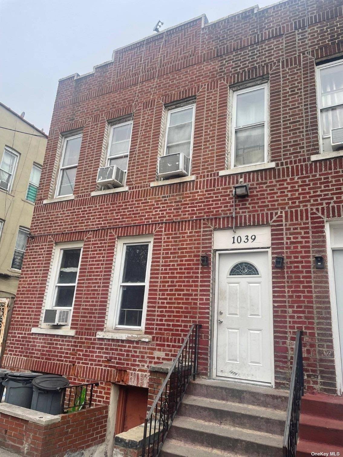 Property for Sale at 1039 Lowell Street, Bronx, New York - Bedrooms: 8 
Bathrooms: 5 
Rooms: 16  - $900,000