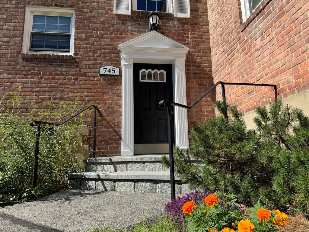 Property for Sale at 745 North Broadway 1A, Hastings-On-Hudson, New York - Bedrooms: 2 
Bathrooms: 1 
Rooms: 4  - $275,000