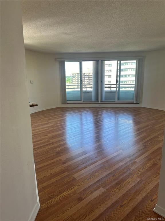 Rental Property at 10 Cottage Place 10A, White Plains, New York - Bedrooms: 2 
Bathrooms: 2 
Rooms: 4  - $3,500 MO.