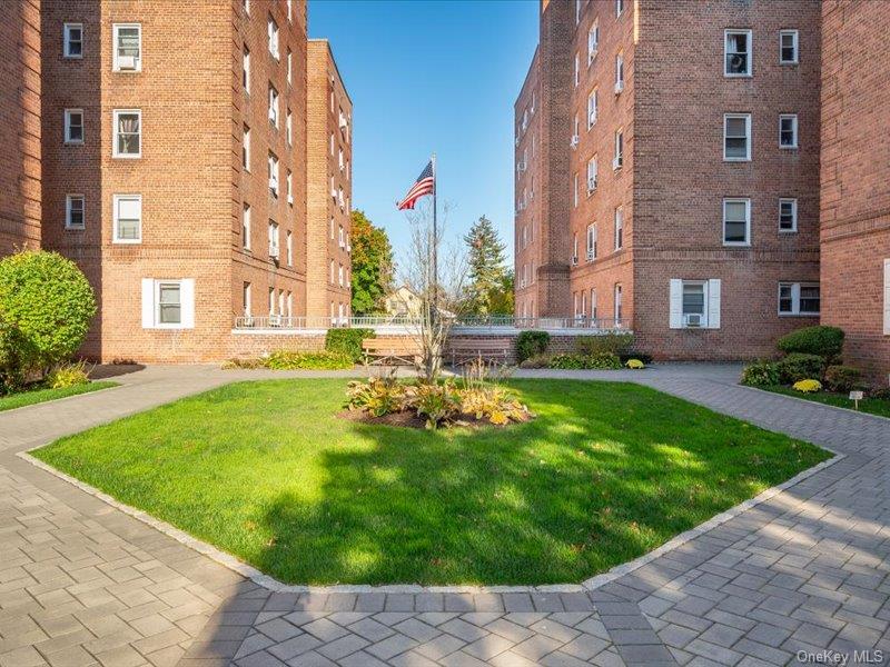 70 Locust Avenue B412, New Rochelle, New York - 1 Bedrooms  
1 Bathrooms  
4 Rooms - 