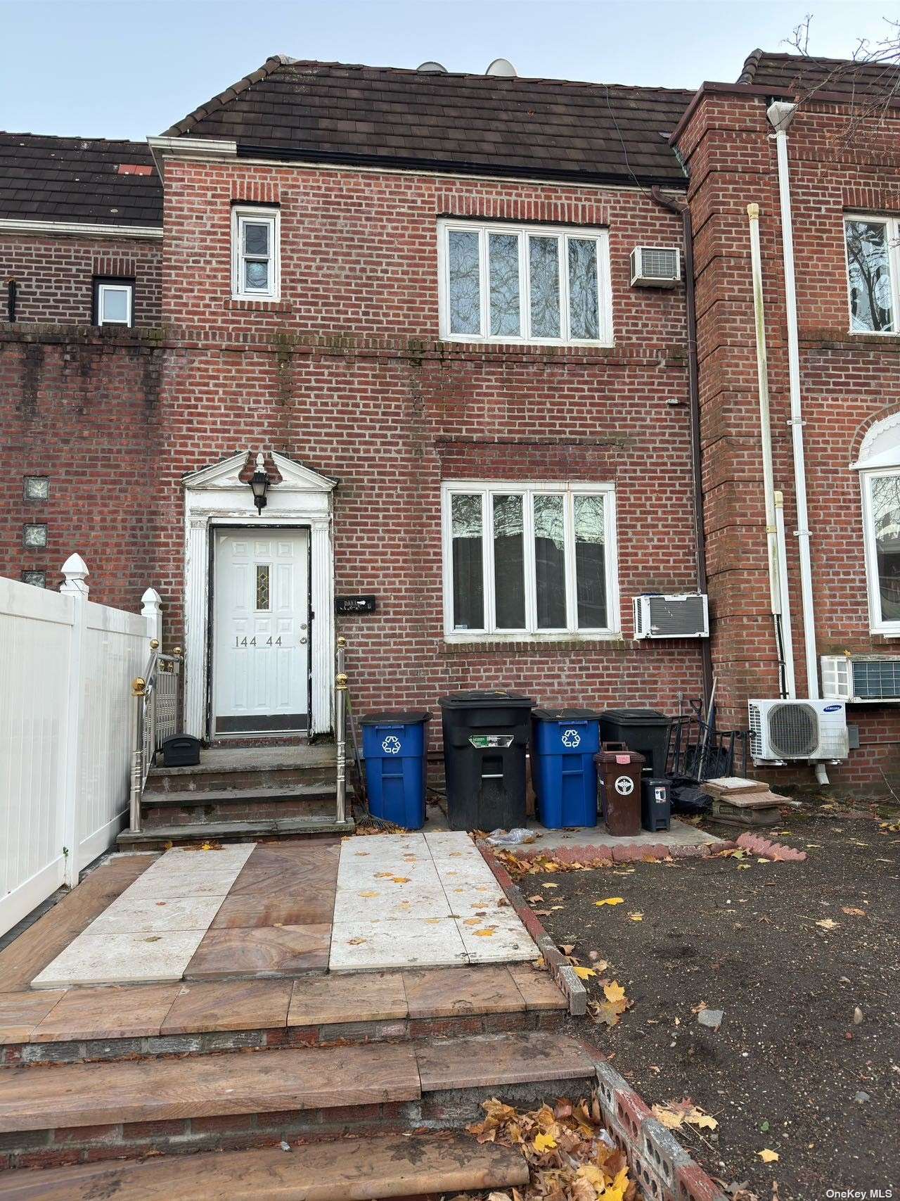 Jewel Avenue, Flushing, Queens, NY - 3 Bedrooms  
3 Bathrooms  
8 Rooms - 