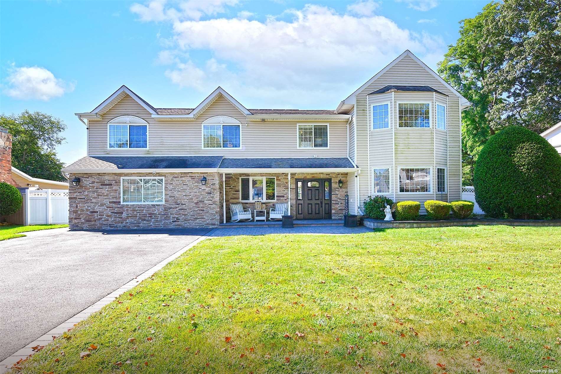 33 Stonywood Drive, Commack, Hamptons, NY - 7 Bedrooms  
3 Bathrooms - 