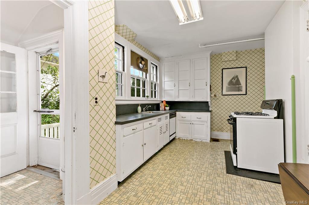 Photo 6 of 19 of 11 Maple Avenue house