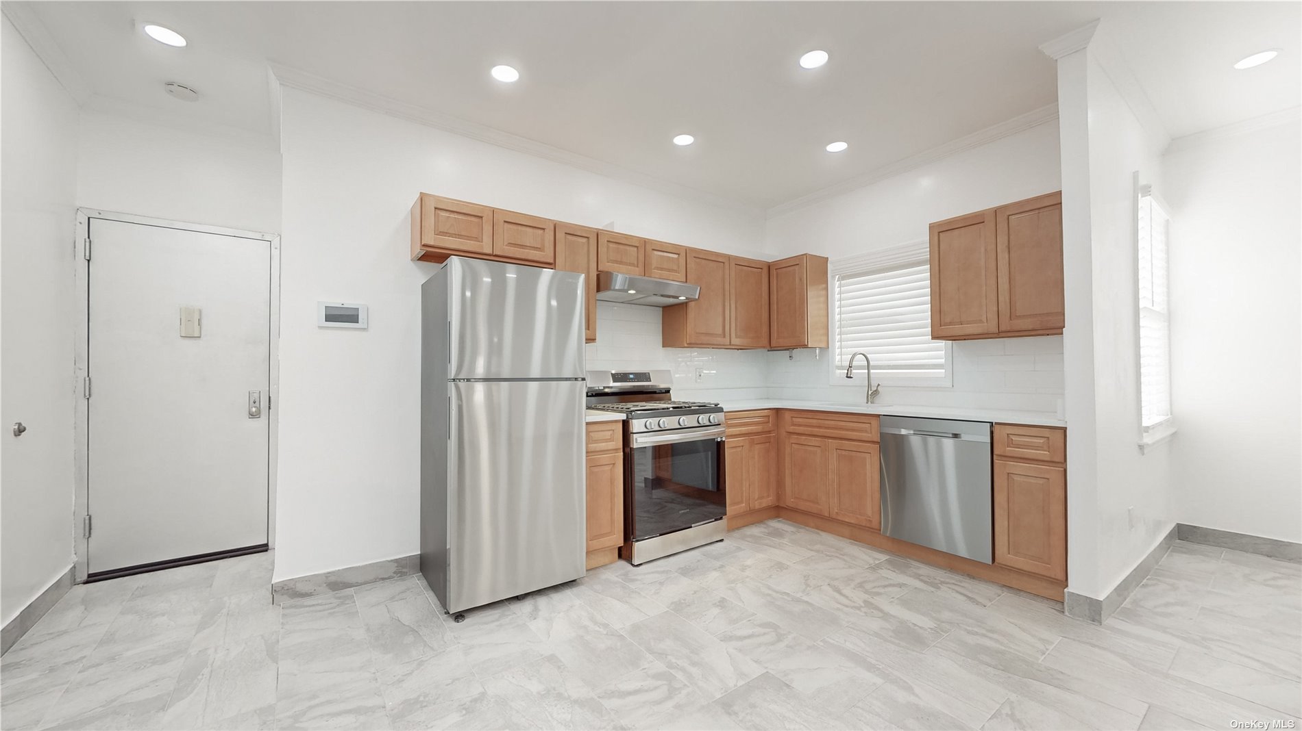 Rental Property at 11607 Metropolitan Avenue 2R, Kew Gardens, Queens, NY - Bedrooms: 2 
Bathrooms: 1 
Rooms: 3  - $2,900 MO.