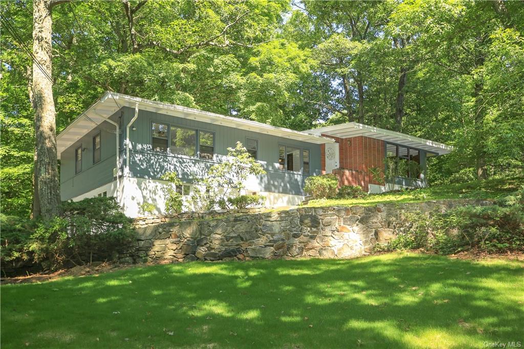 595 Quaker Road, Chappaqua, New York - 3 Bedrooms  
3 Bathrooms  
7 Rooms - 