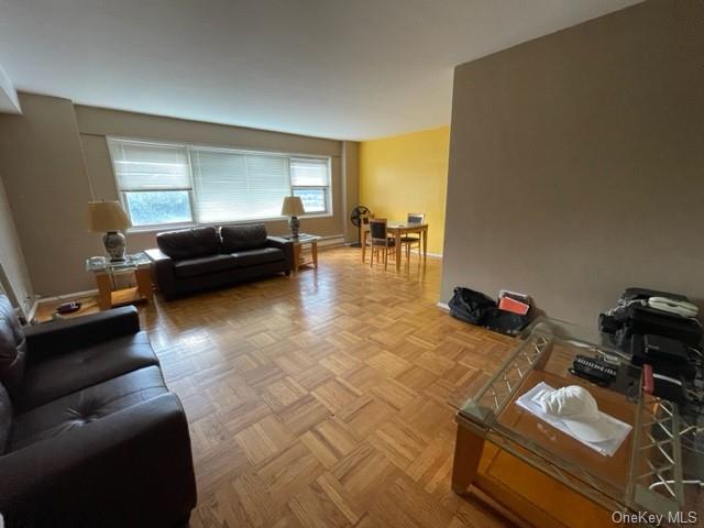 3 Fordham Oval 6H, Bronx, New York - 1 Bedrooms  
1 Bathrooms  
2 Rooms - 