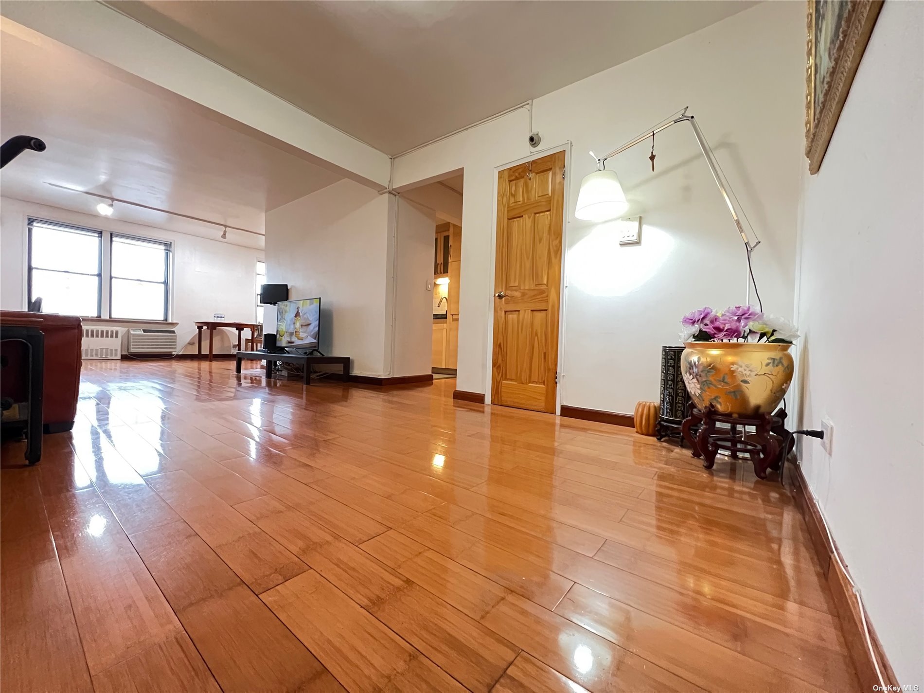 14039 34 Avenue 6S, Flushing, Queens, NY - 2 Bedrooms  
1 Bathrooms  
5 Rooms - 