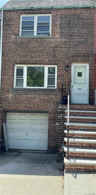 1168 Adee Avenue, Bronx, New York - 2 Bedrooms  
1 Bathrooms  
5 Rooms - 