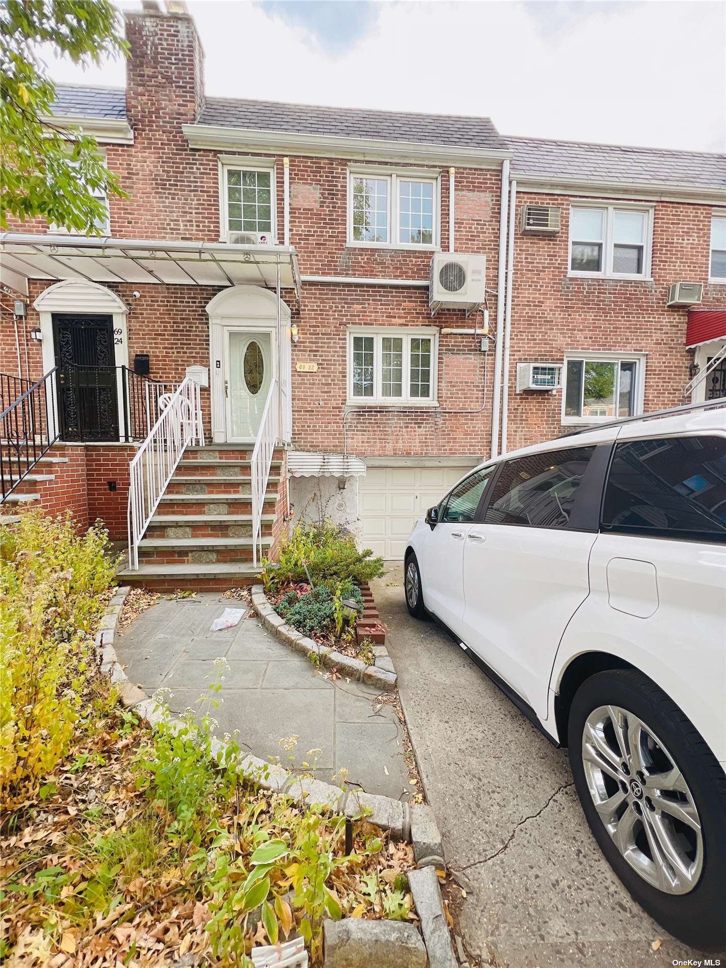 Rental Property at 6922 198th Street, Fresh Meadows, Queens, NY - Bedrooms: 3 
Bathrooms: 3 
Rooms: 10  - $3,900 MO.