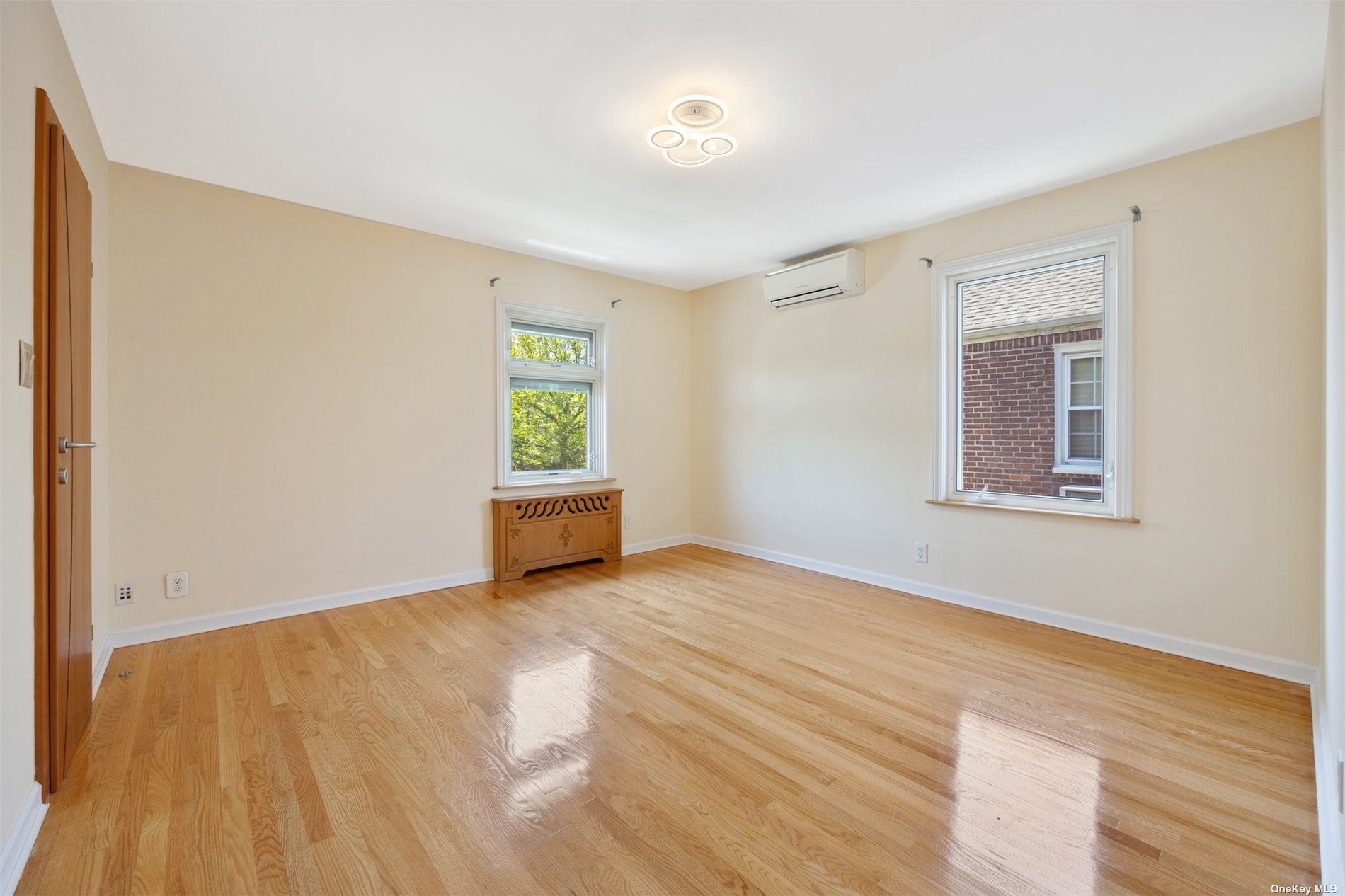 65-25 Boelsen Crescent, Rego Park, New York image 18