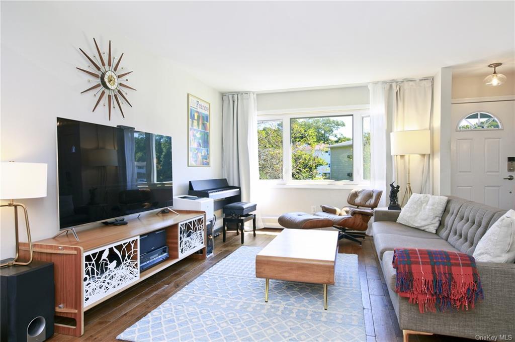 Rental Property at 33 Ridge Road 1, Dobbs Ferry, New York - Bedrooms: 3 
Bathrooms: 2 
Rooms: 5  - $4,700 MO.