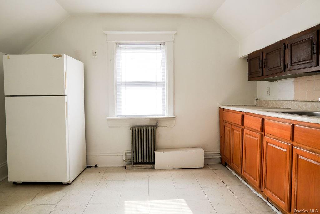 Rental Property at 8 Morris Crescent 3 Fl, Yonkers, New York - Bedrooms: 1 
Bathrooms: 1 
Rooms: 4  - $1,650 MO.