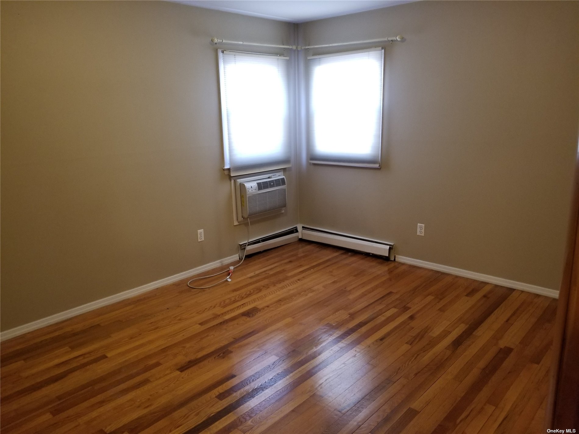 Island Park, New York 11558, United States, 6 Bedrooms Bedrooms, ,2 BathroomsBathrooms,Residential,Pending,29403