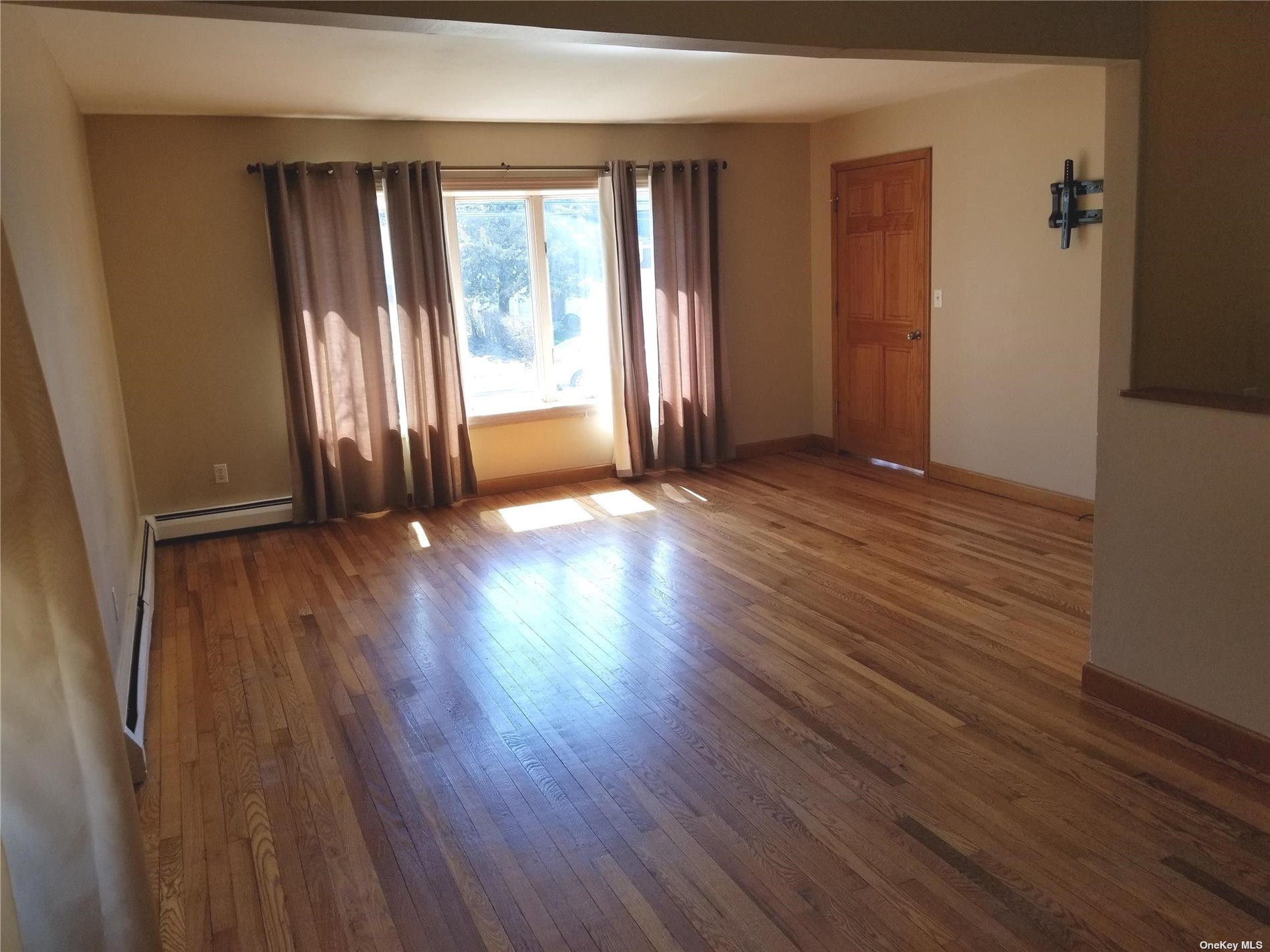 Island Park, New York 11558, United States, 6 Bedrooms Bedrooms, ,2 BathroomsBathrooms,Residential,Pending,29403