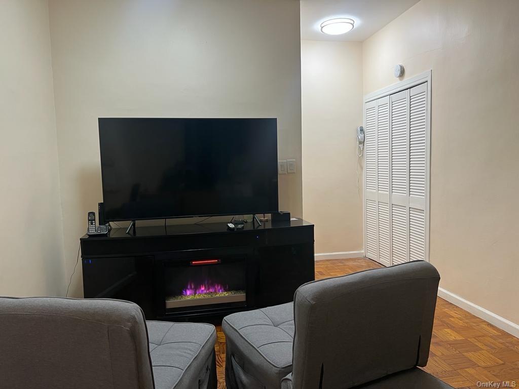 3 Fordham Oval 2H, Bronx, New York - 1 Bedrooms  
1 Bathrooms  
4 Rooms - 