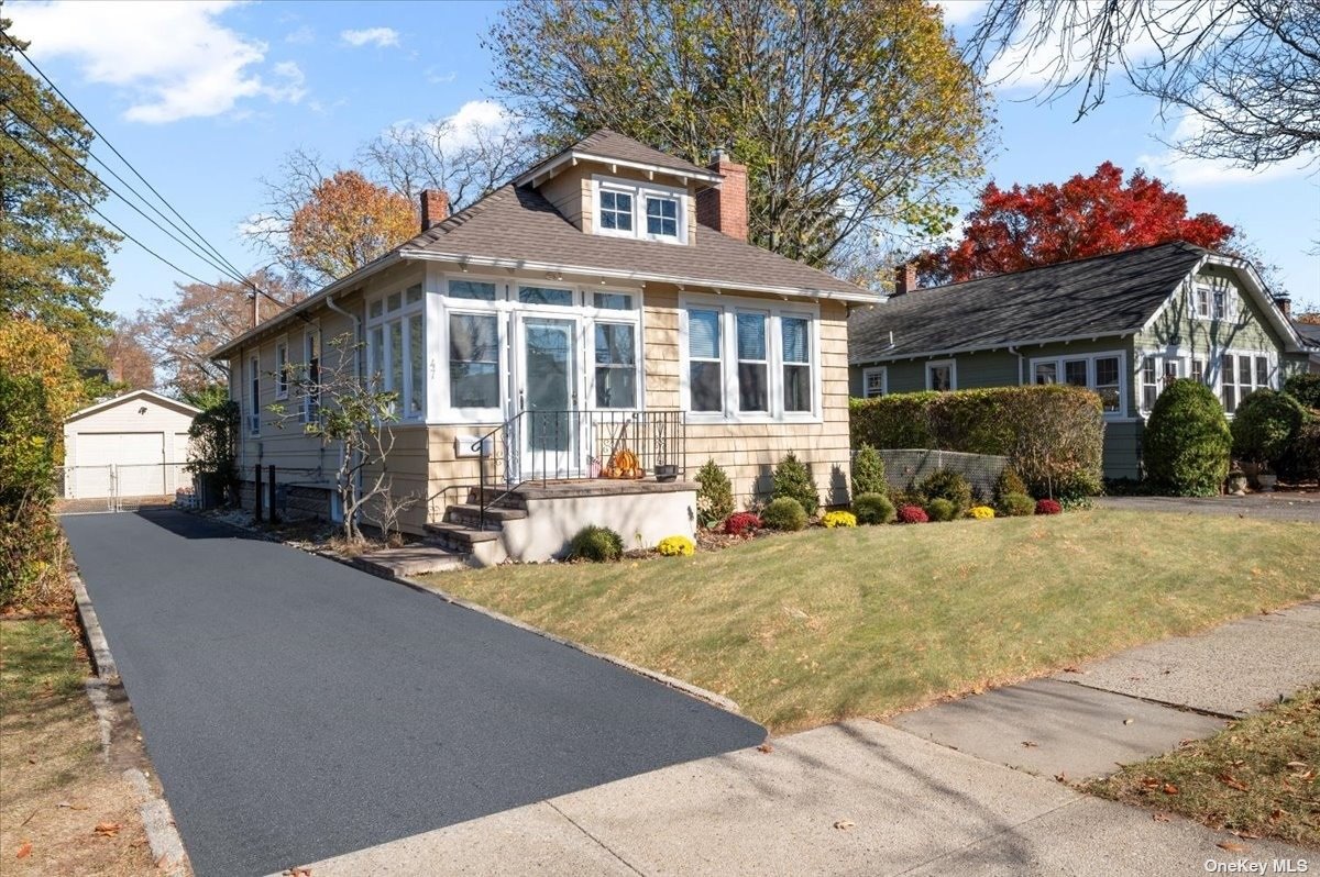 47 Beechwood Street, Farmingdale, New York image 1