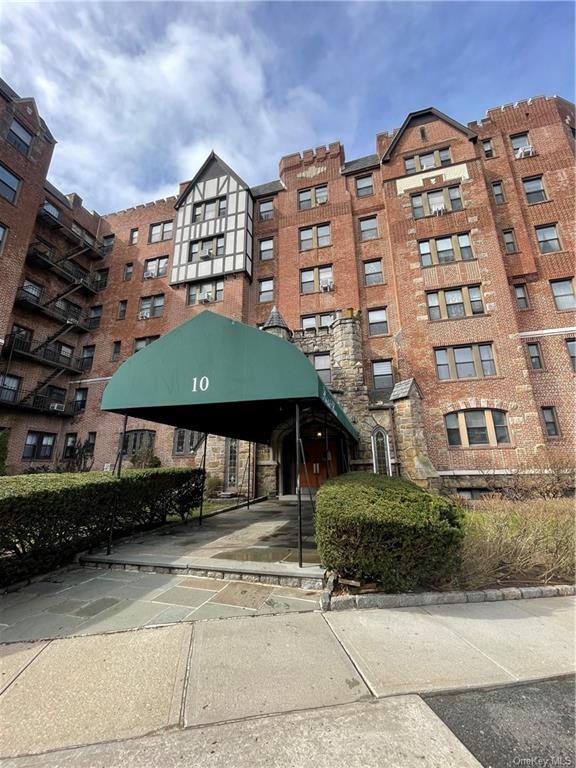 Rental Property at 10 Nosband Avenue 4J, White Plains, New York - Bedrooms: 1 
Bathrooms: 1 
Rooms: 5  - $2,200 MO.