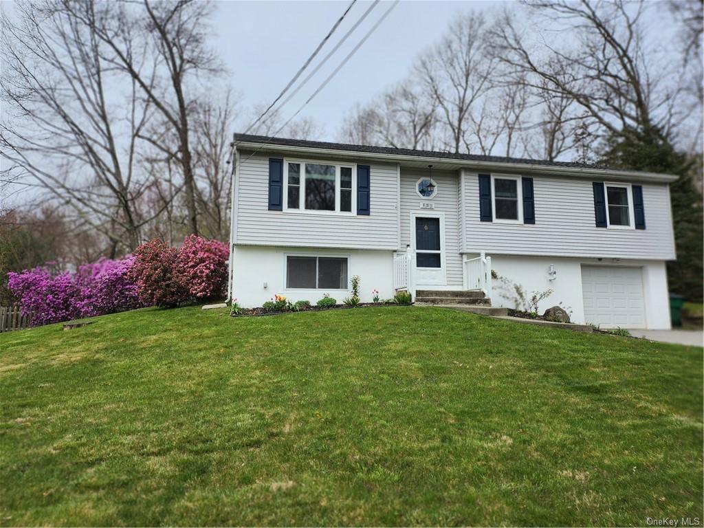 15 Hyde Drive, Hyde Park, New York - 3 Bedrooms  
2 Bathrooms  
8 Rooms - 