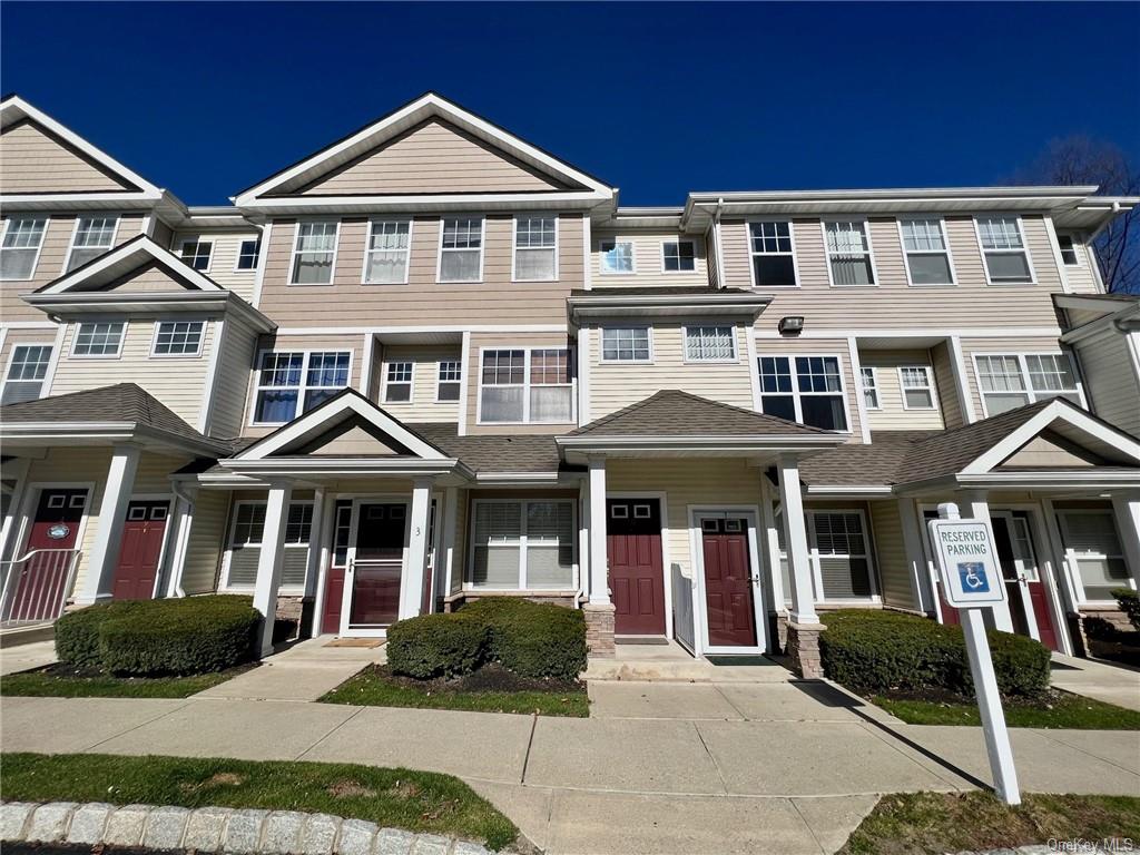 Rental Property at 19 Putters Way 10, Middletown, New York - Bedrooms: 2 
Bathrooms: 3 
Rooms: 5  - $2,600 MO.