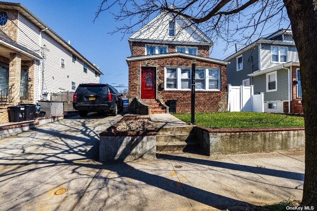 13751 Bedell Street, Springfield Gardens, Queens, NY - 4 Bedrooms  
3 Bathrooms  
12 Rooms - 