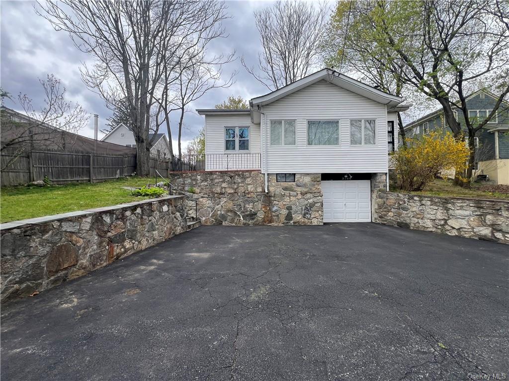 Rental Property at 3180 Lincoln Drive, Mohegan Lake, New York - Bedrooms: 2 
Bathrooms: 1 
Rooms: 4  - $3,000 MO.