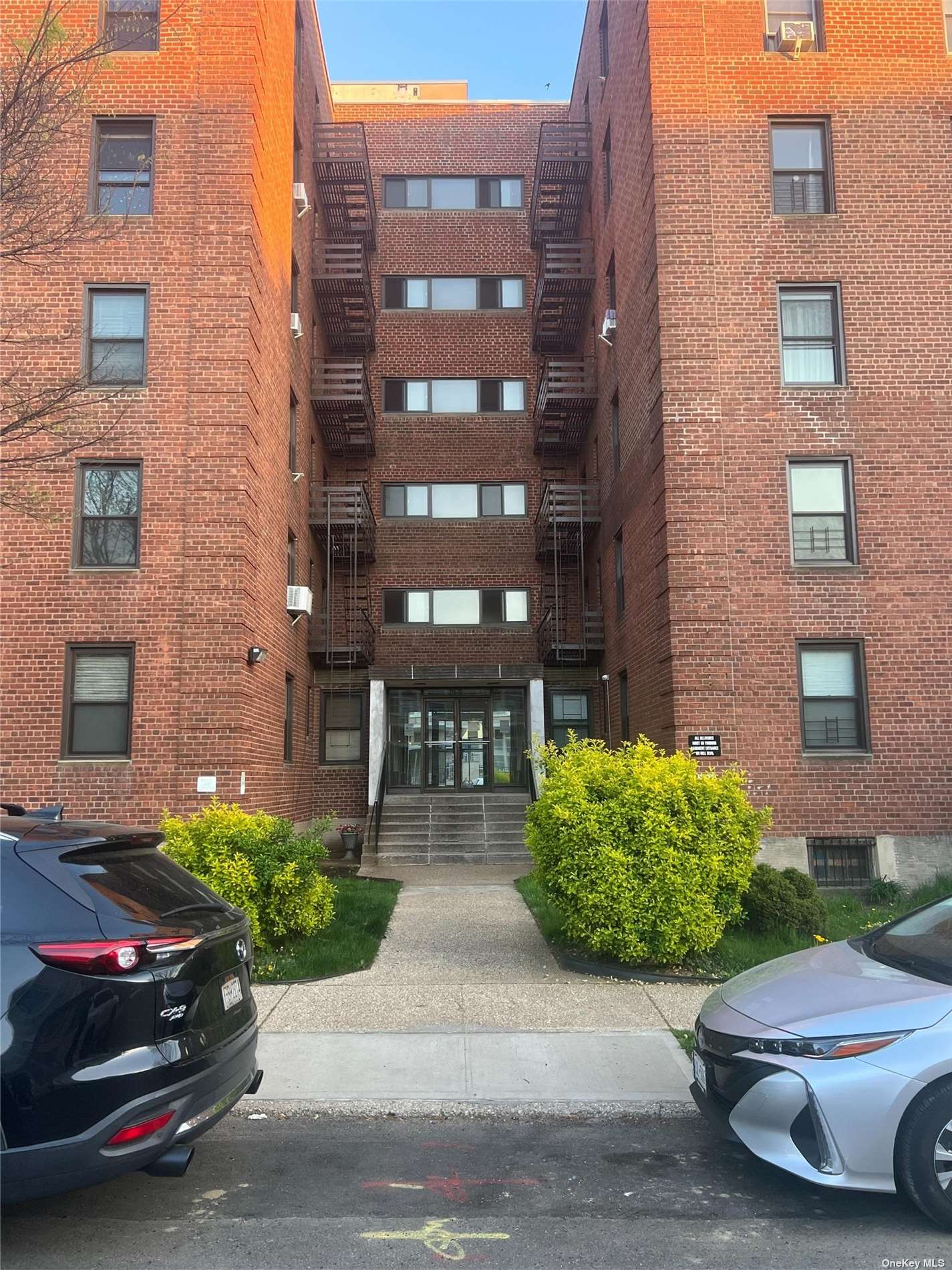 216-10 77th Avenue #1M, Oakland Gardens, New York image 1