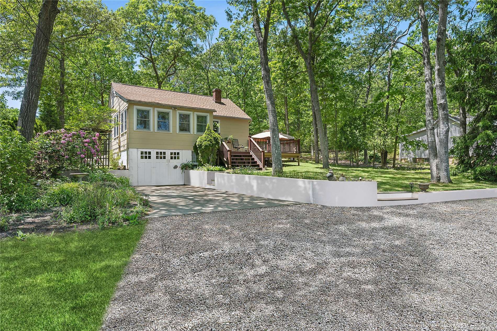 42 W Tiana Road, Hampton Bays, Hamptons, NY - 2 Bedrooms  
1 Bathrooms - 