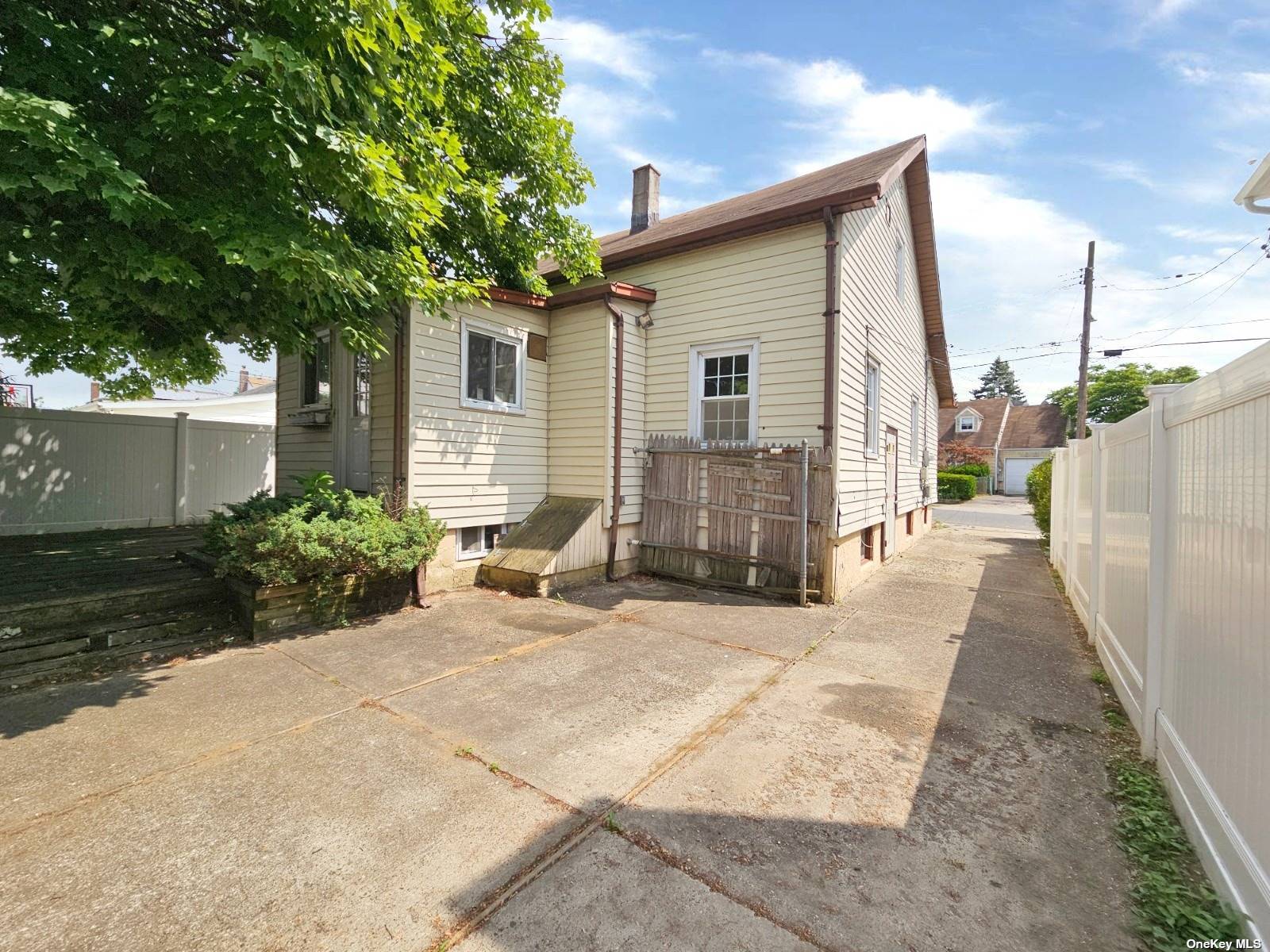 Photo 2 of 35 of 1494 Rosser Avenue house