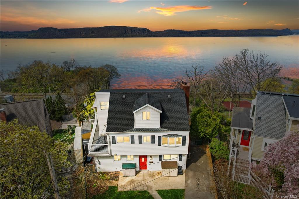 12 Riverview Court, Ossining, New York - 4 Bedrooms  
3 Bathrooms  
8 Rooms - 