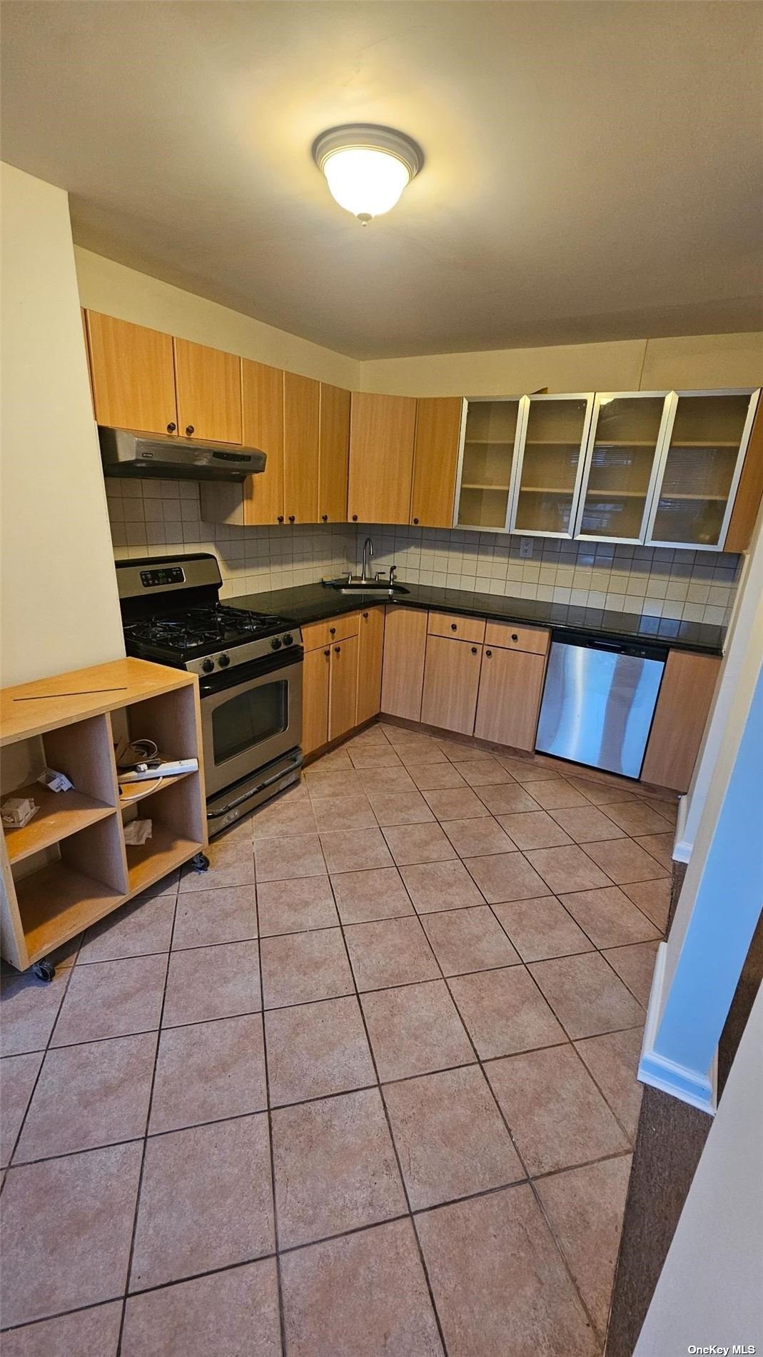 Rental Property at 6669 71st Street, Middle Village, Queens, NY - Bedrooms: 2 
Bathrooms: 1 
Rooms: 4  - $2,600 MO.