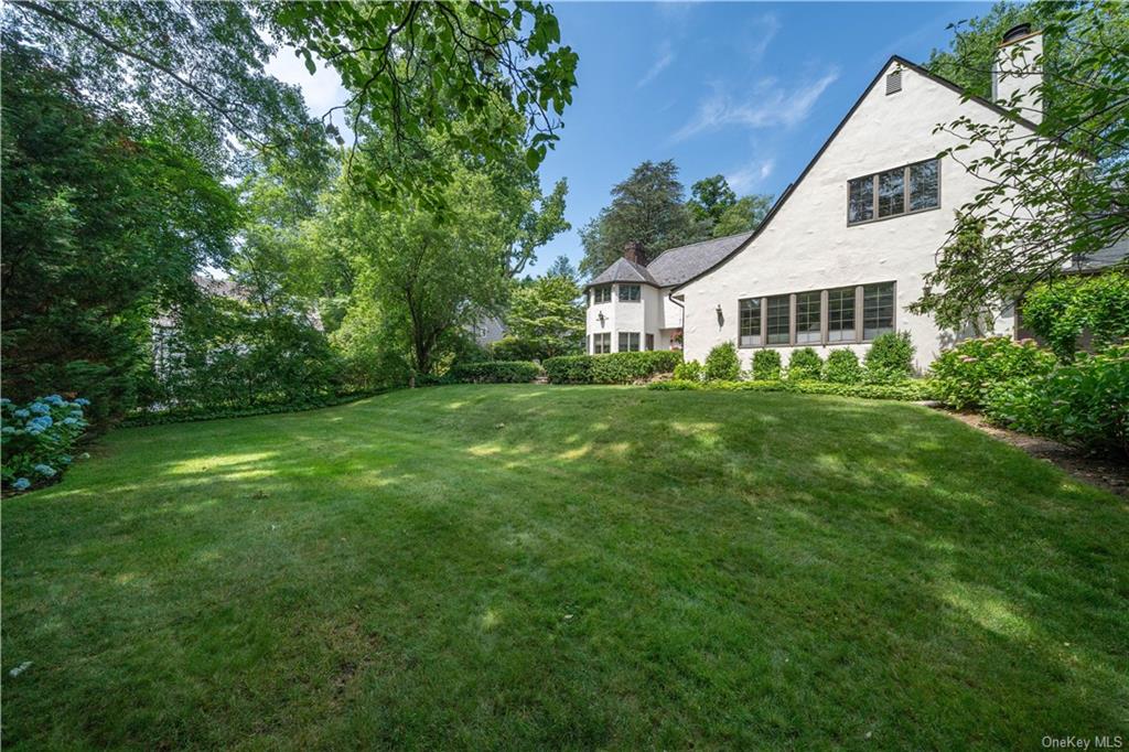 8 Woods Lane, Scarsdale, New York image 18