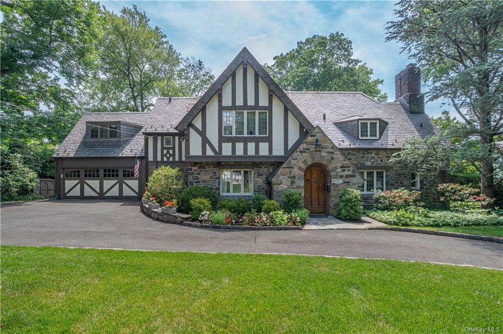 8 Woods Lane, Scarsdale, New York - 5 Bedrooms  
5 Bathrooms  
10 Rooms - 