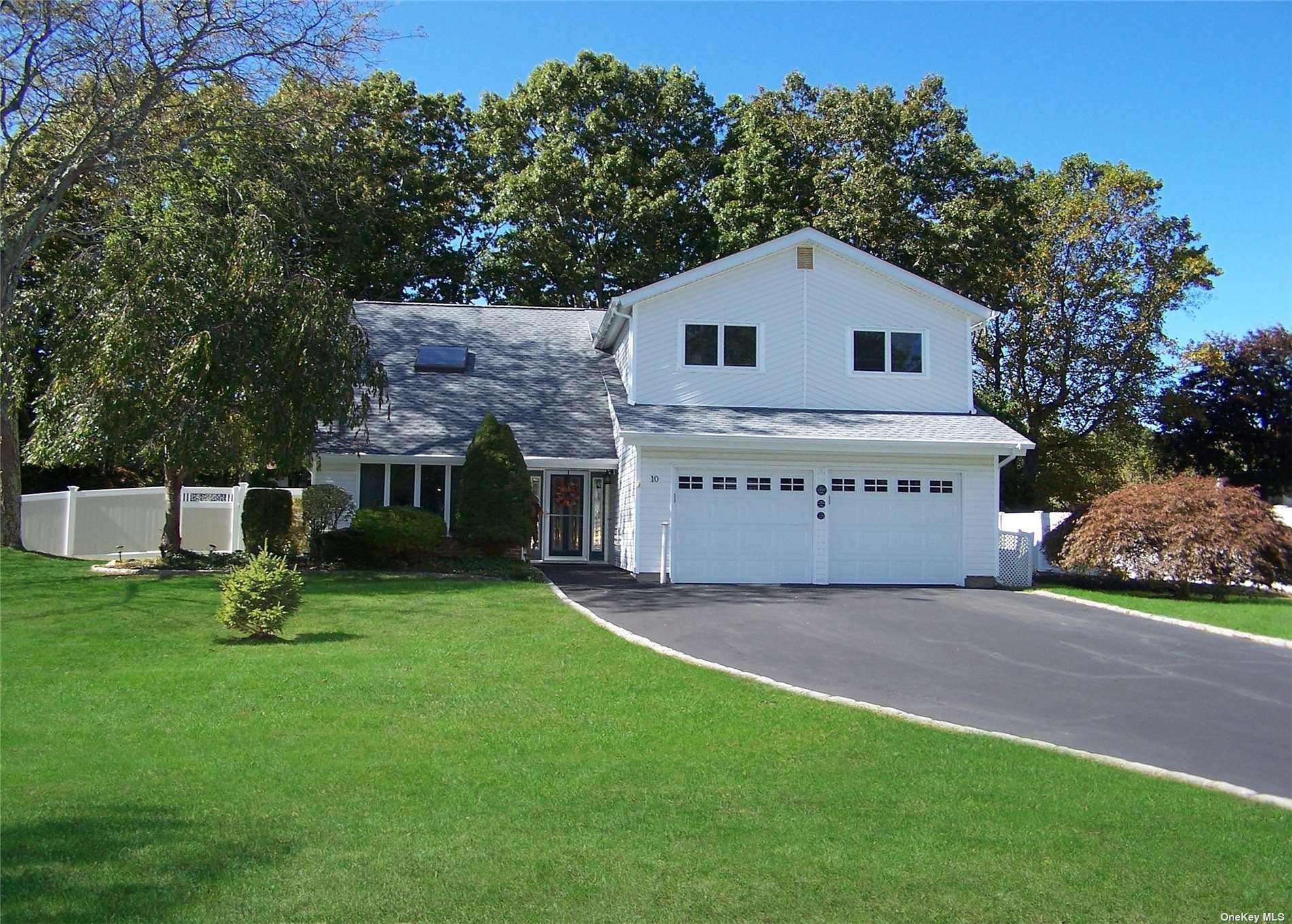 10 Lyndon Lane, South Setauket, Hamptons, NY - 4 Bedrooms  
3 Bathrooms - 