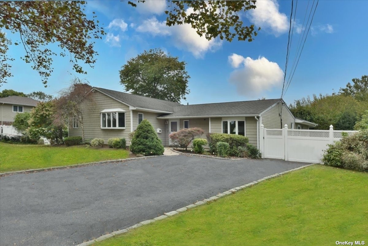 6 Windward Lane, Commack, New York image 2