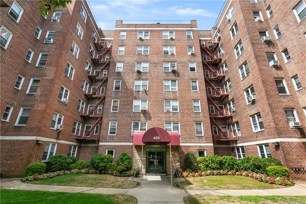 485 Bronx River Road A60, Yonkers, New York - 2 Bedrooms  
1 Bathrooms  
4 Rooms - 