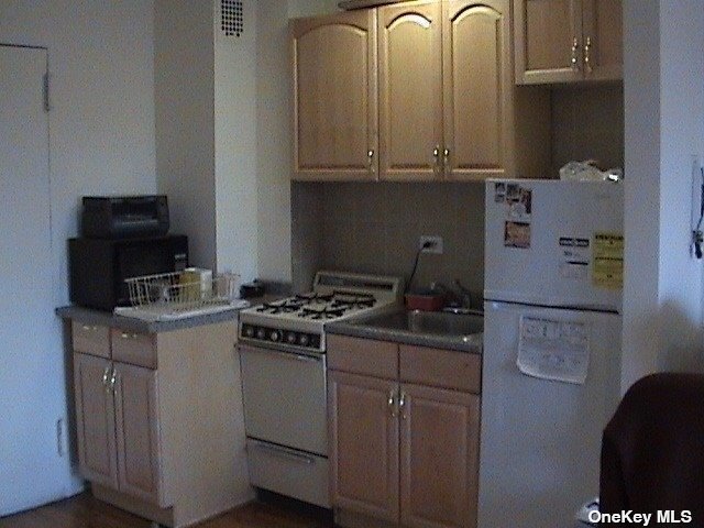 222-89 Braddock Avenue #3H, Bellerose, New York image 6