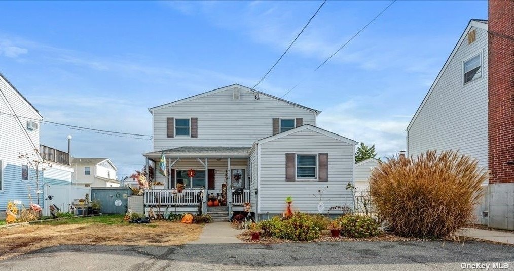 718 S 9th Street, Lindenhurst, New York image 1