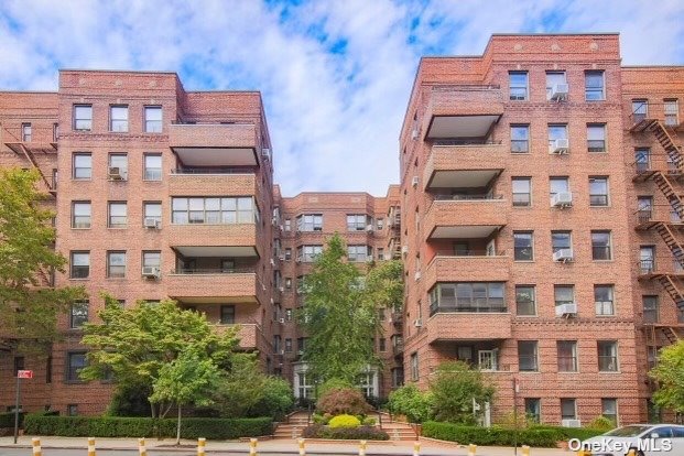 Property for Sale at 6940 Yellowstone Boulevard 617, Forest Hills, Queens, NY - Bedrooms: 2 
Bathrooms: 1 
Rooms: 8  - $488,000