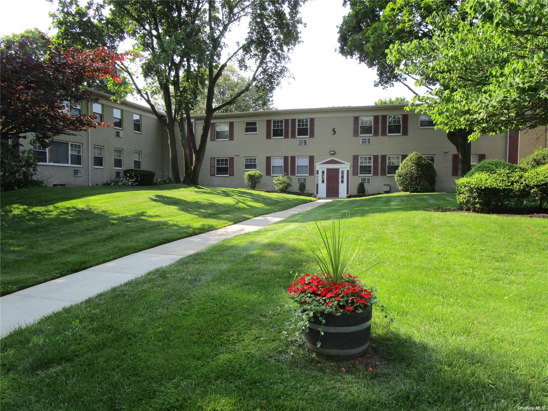 324 Post Avenue #5-K, Westbury, New York image 2