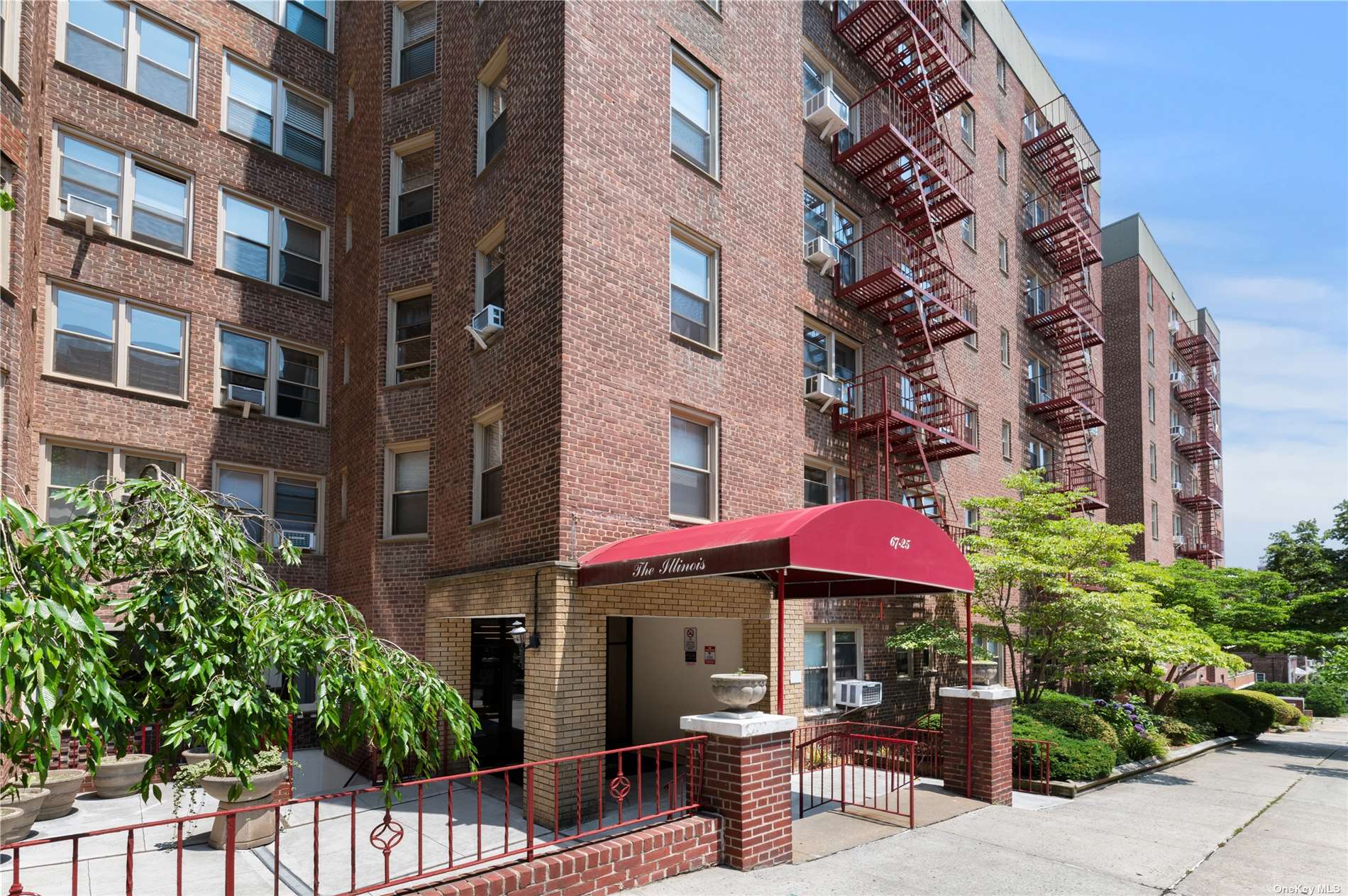 6725 Clyde Street 2F, Forest Hills, Queens, NY - 2 Bedrooms  
2 Bathrooms  
4 Rooms - 