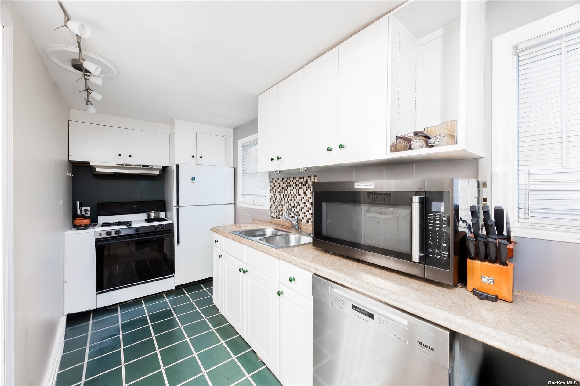 420 38th Street, Lindenhurst, New York image 16
