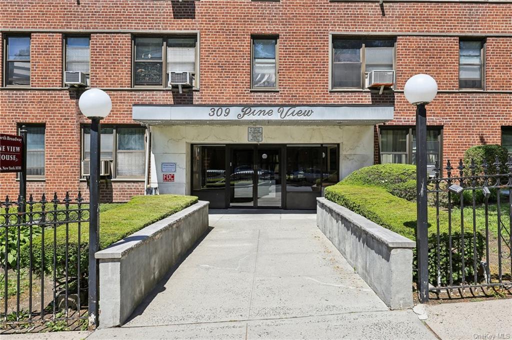 309 N Broadway 3K, Yonkers, New York - 2 Bedrooms  
2 Bathrooms  
7 Rooms - 