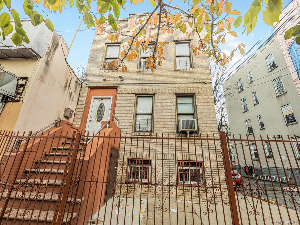 1262 Leland Avenue, Bronx, New York - 4 Bedrooms  
3 Bathrooms  
8 Rooms - 